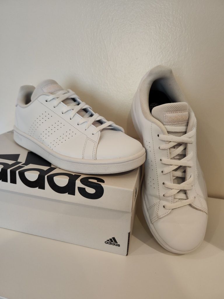 Ténis Adidas Advantage Base brancos 39