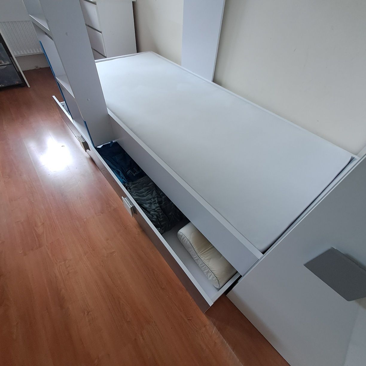Łóżko młodzieżowe piętrowe z szufladą i szafą