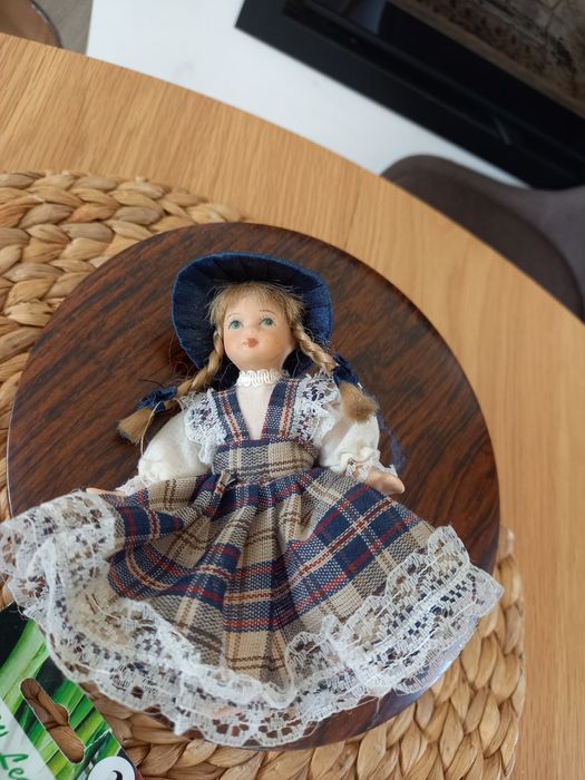 Laleczka porcelanowa