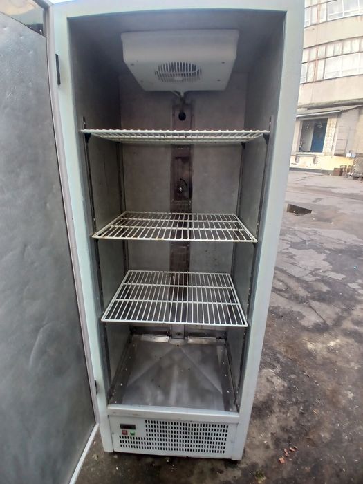 Холодильник промисловий 2 м.