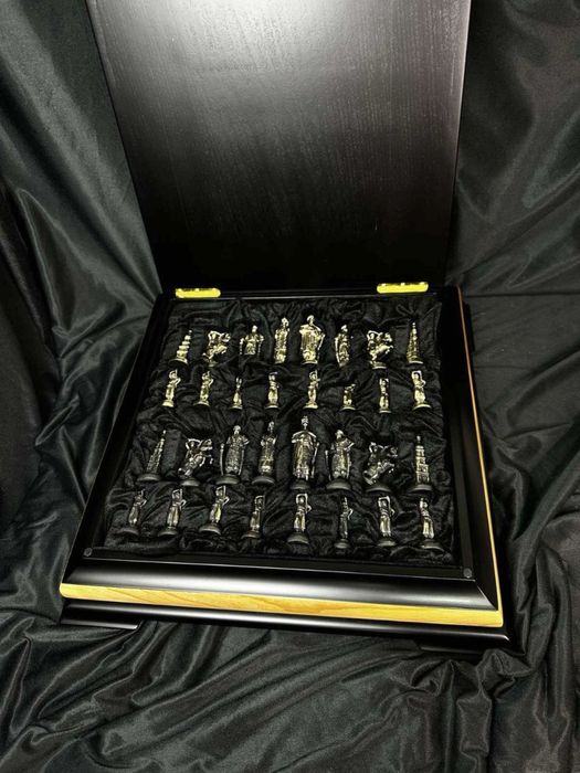 Шахматы с бронзовыми фигурками Козаки 43х43 см