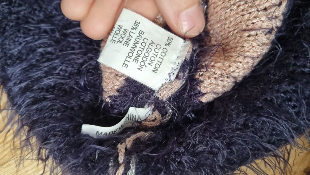 Milutki puchaty sweter z mieniącą nitką L