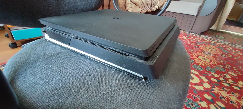 Продам sony PS4 slim