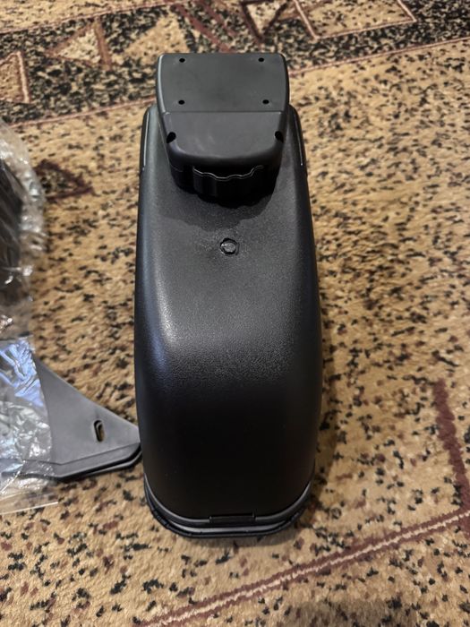 Універсальний підлокітник для машини