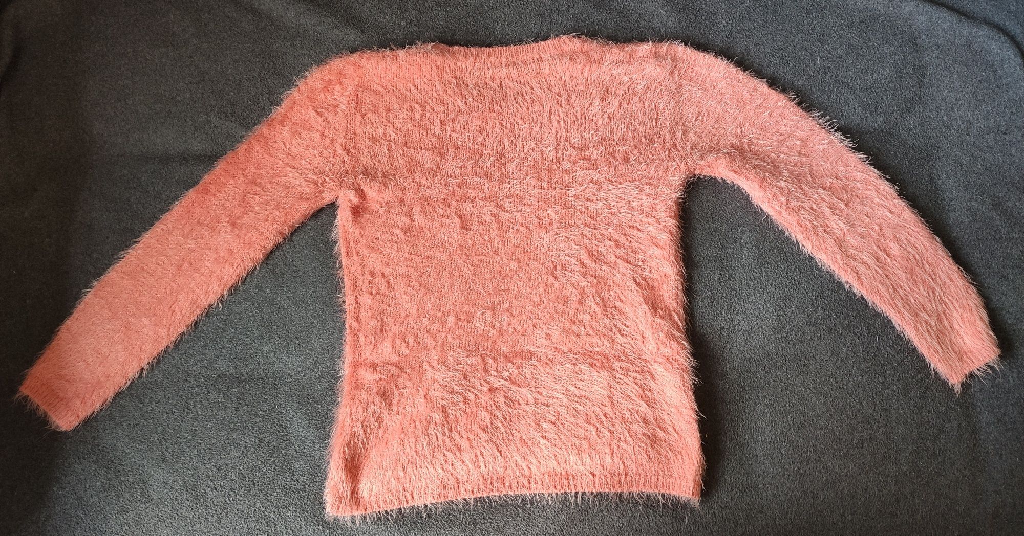 Łososiowe sweterki dla bliźniaczek