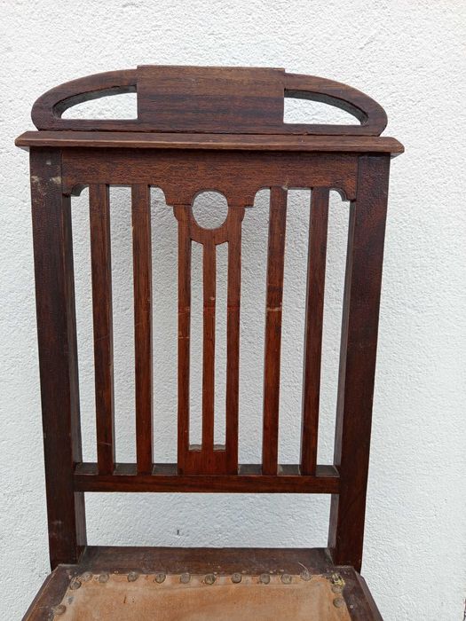 Cadeira de madeira maciça muito antiga com estofo em tecido