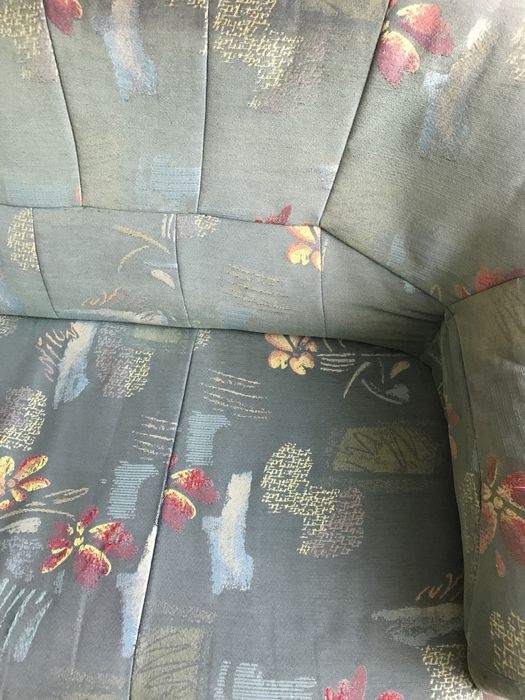 Duża zielona sofa, kanapa w kwiaty drewniane nogi, PRL, vintage
