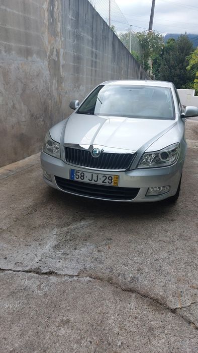 Carro Familiar Seguro Confortável Económico