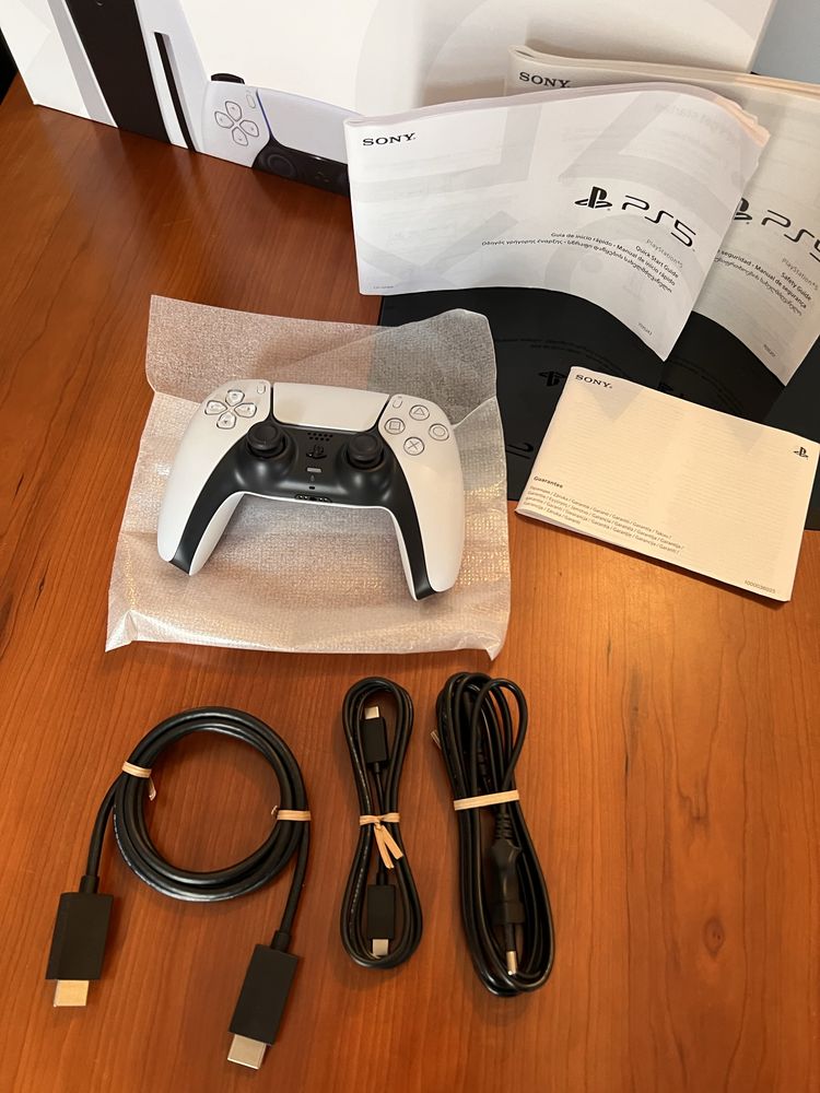 Caixa Playstation 5 c/ acessórios e DualSense