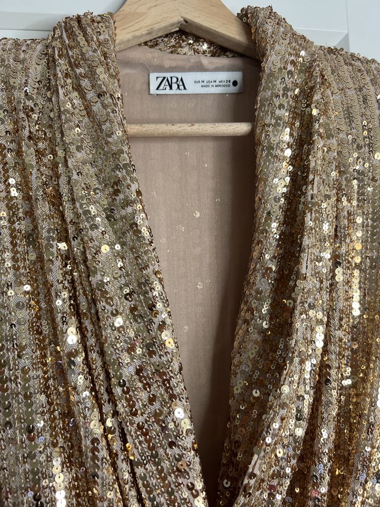 Zara złota cekinowa sukienka
