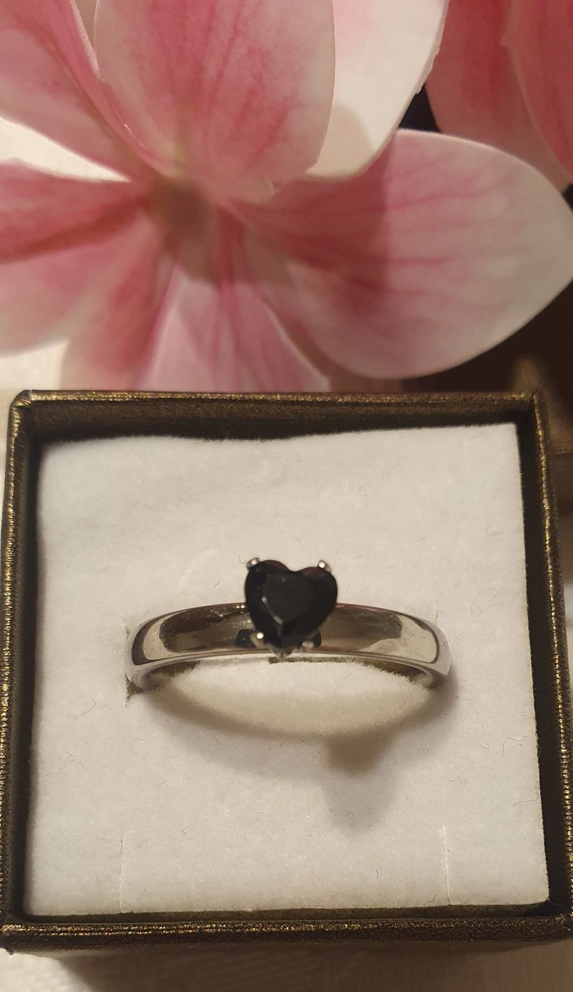Piękny pierścionek w kolorze srebra z czarnym sercem 17
