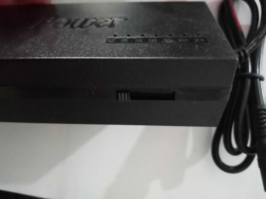 Зарядний універсальний пристрій для ноутбуків