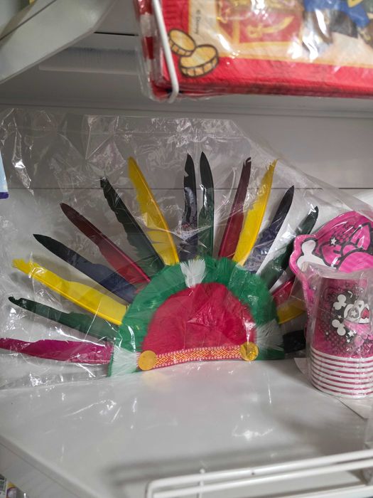 Шляпи карнавальні різні в наявності