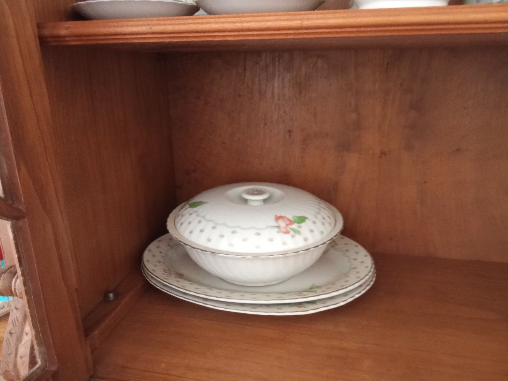 Vendo serviço de jantar e café