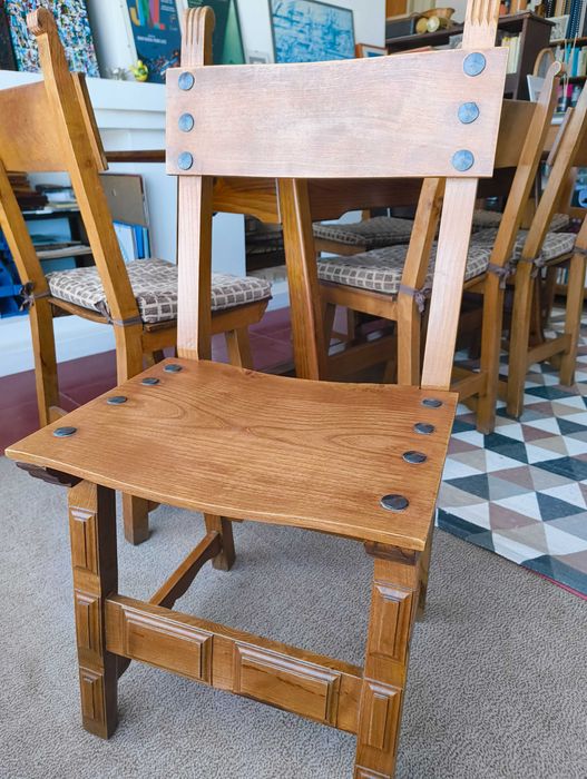 Mesa de jantar e 6 cadeiras em madeira maciça, impecáveis.