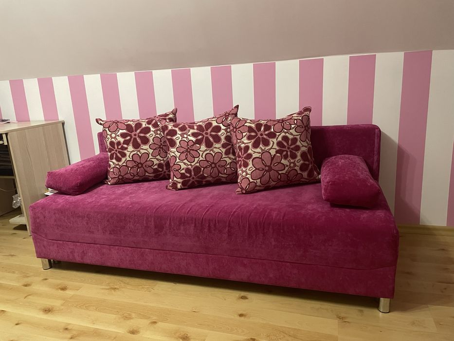 różowe skladane łóżko z poduszkami