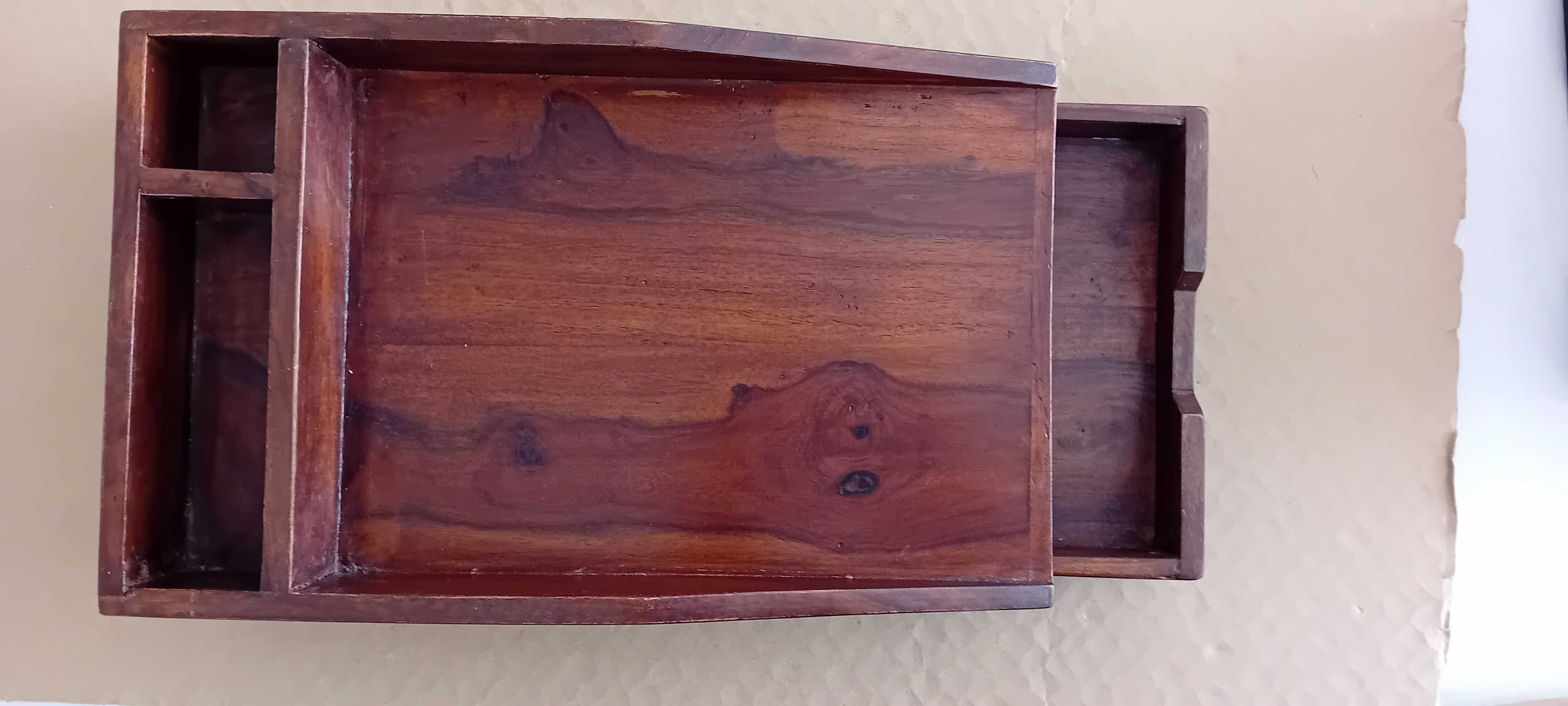 Prateleira Vintage de Madeira para Cartas e Canetas