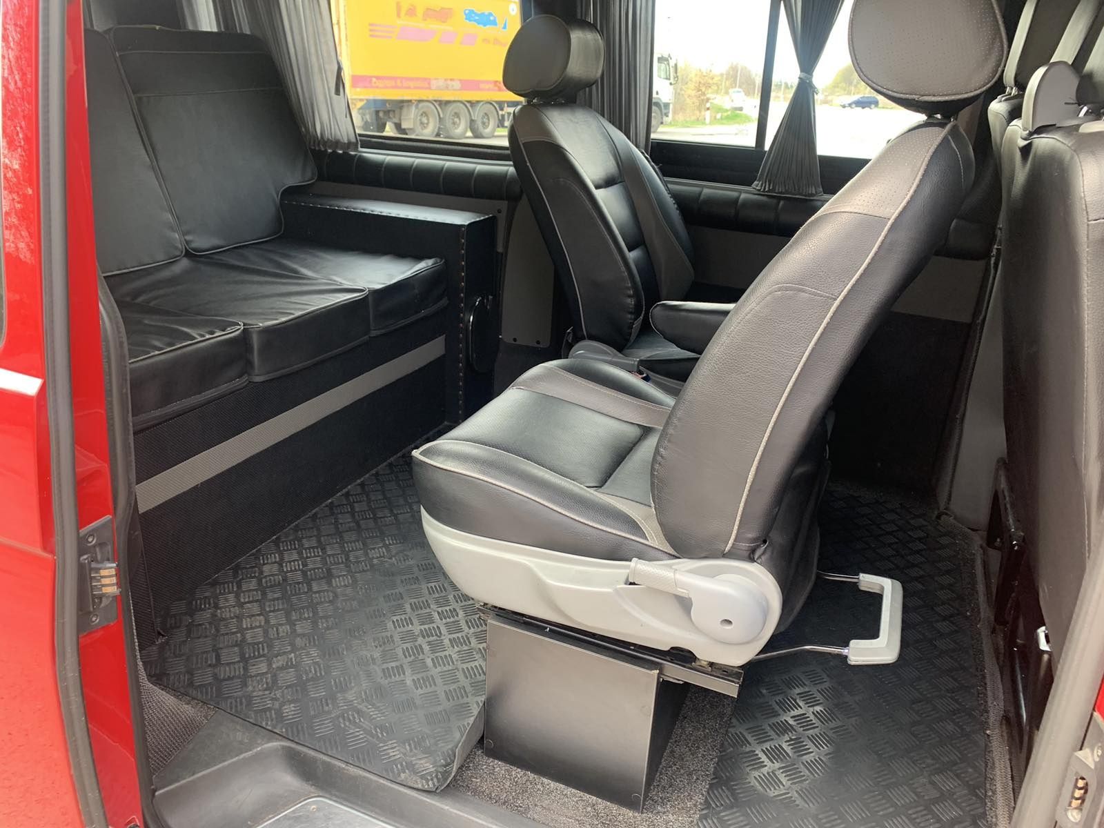 Продам Volkswagen Transporter Long T5  9 мест