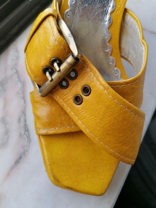 Sapatos amarelo torrado tamanho 36