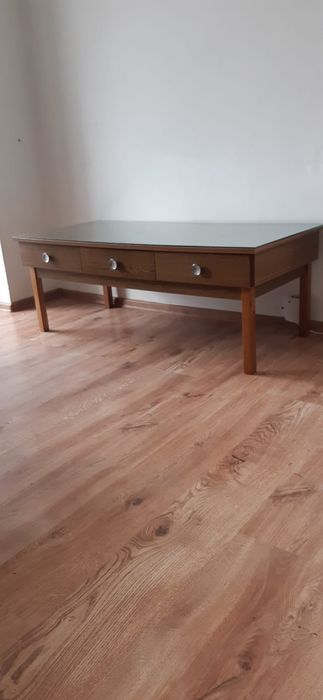 Stolik kawowy.  Szkło.  Trzy szuflady.  Brak zniszczeń.