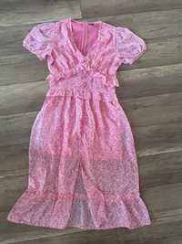 Różowa sukienka falbany retro style