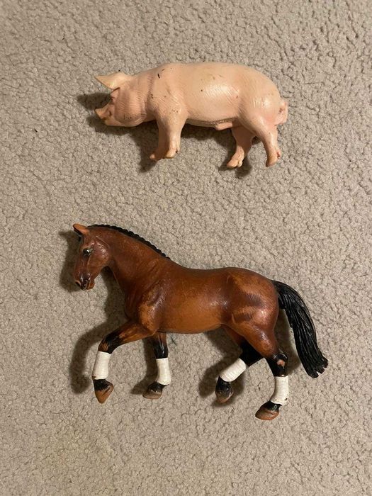 cavalo e porco da marca Schleich