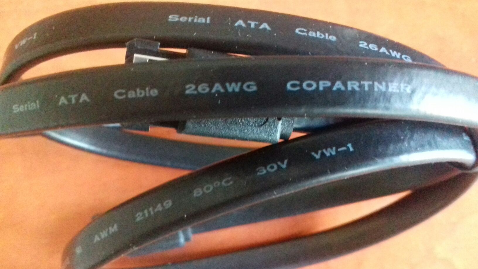 интерфейсный кабель SATA.