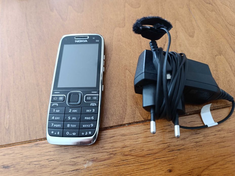 Telefon NOKIA E52 z ładowarką