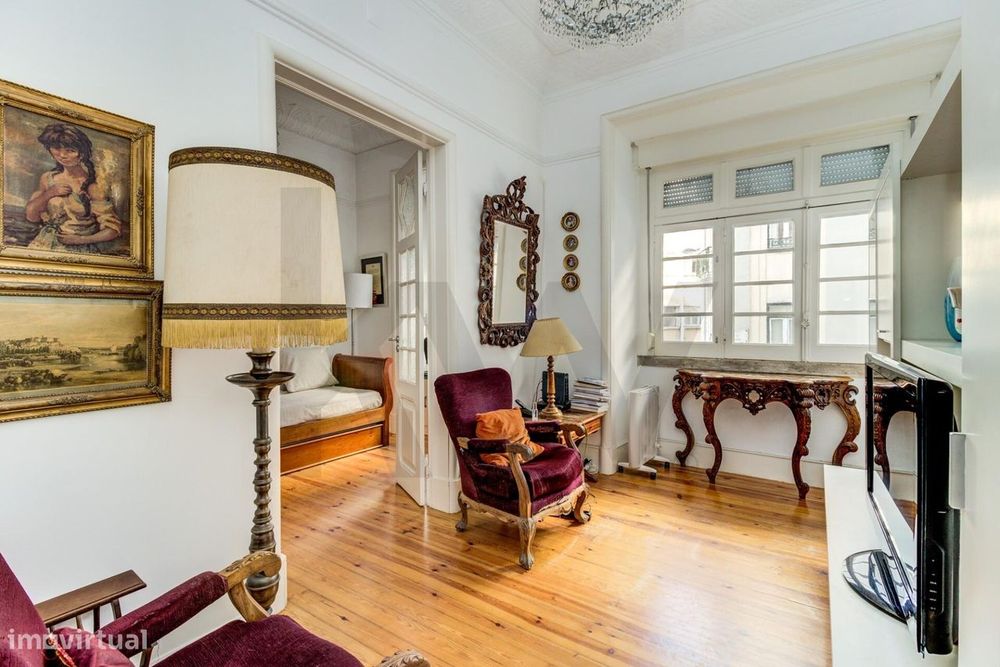 Apartamento 5 assoalhadas com Terraço no Coração do Bairro das Colónia