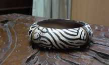 Duas pulseiras largas