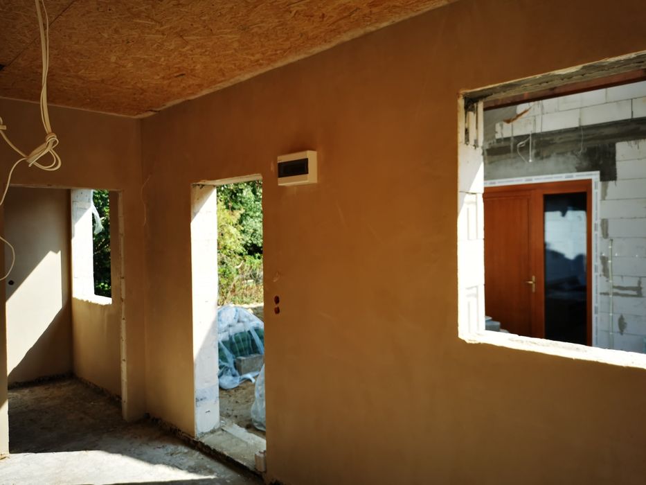 Tynki, gipsowe, cementowo wapienne, posadzki betonowe.