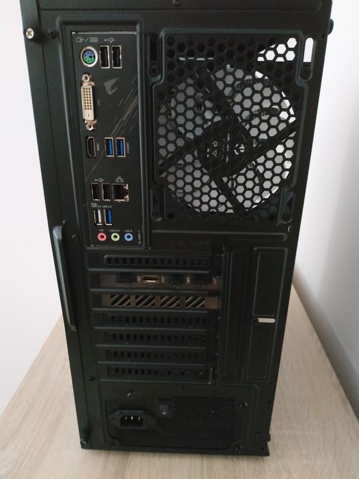 Komputer do gier Ryzen 5 5600/RTX 4060 8 GB GDDR6/32 GB RAM DDR4/M2