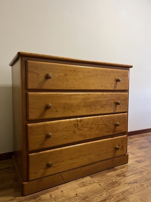 Comoda madeira 4 gavetas em bom estado