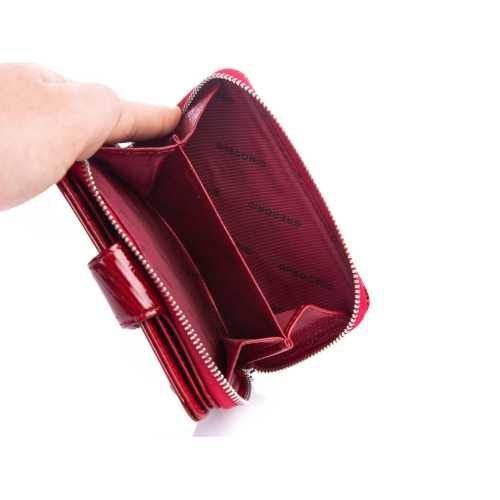 Czerwony lakierowany portfel damski średni
