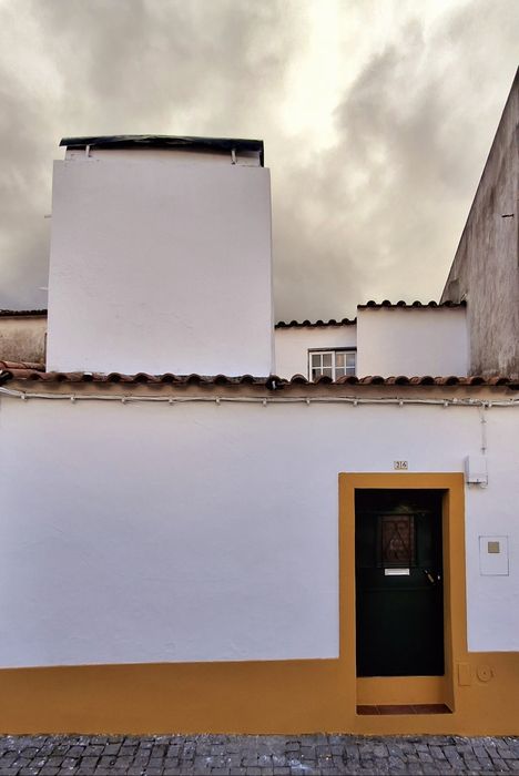 Aluga-se moradia T1 no centro de Fronteira