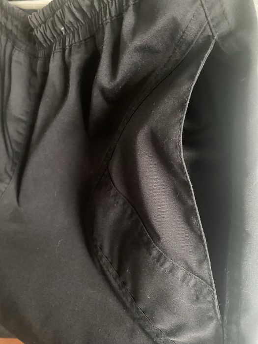 Медична кофта чорного кольру.