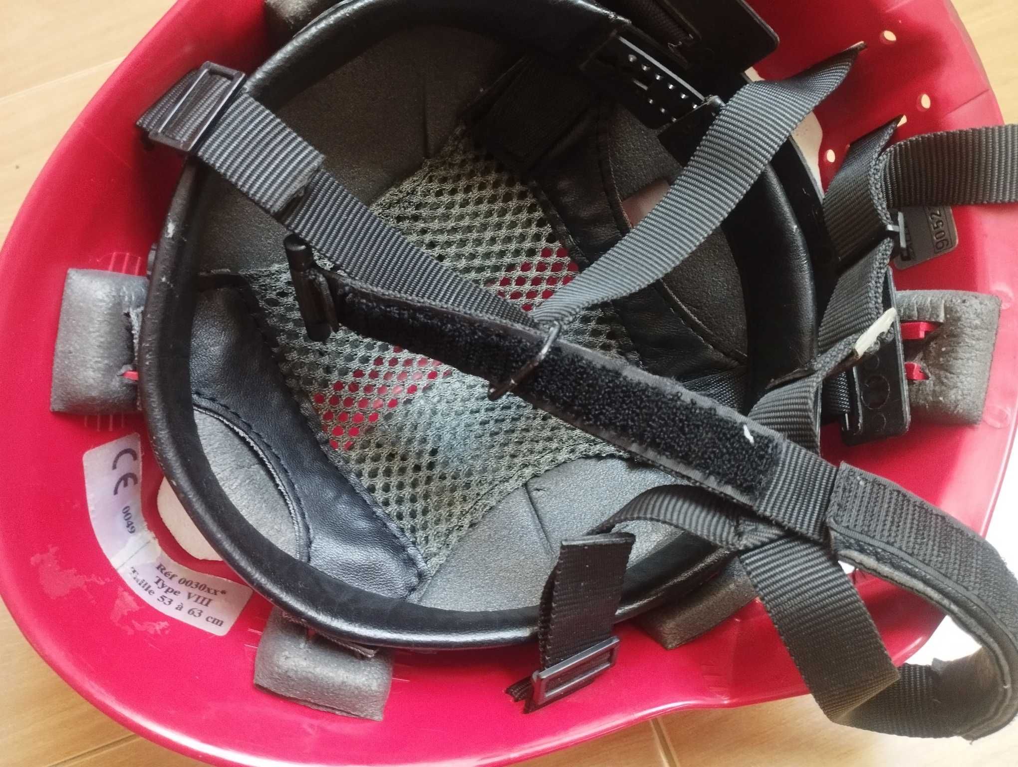 Capacete de segurança vermelho usado para bombeiro, escalagem