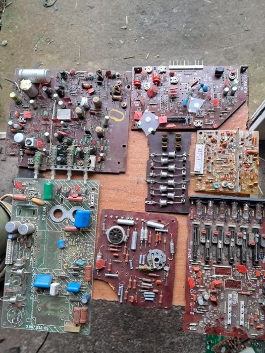 Плати радіодеталі.