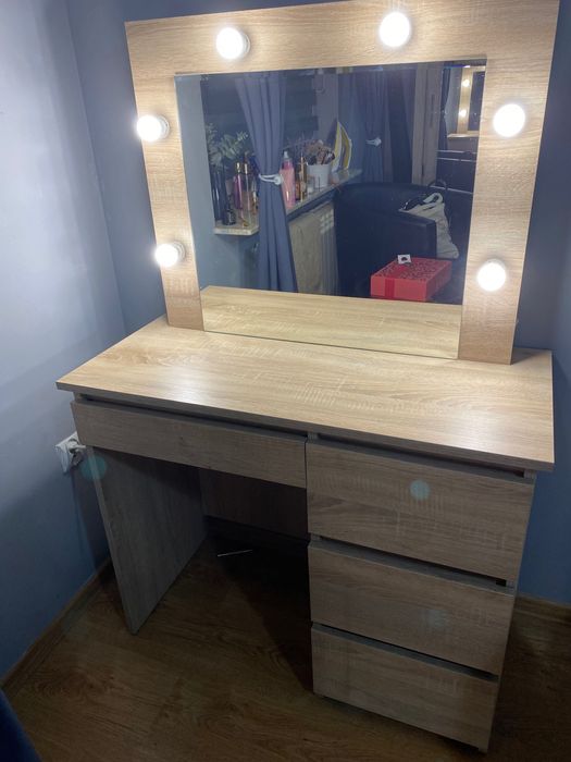 Toaletka z lustrem LED