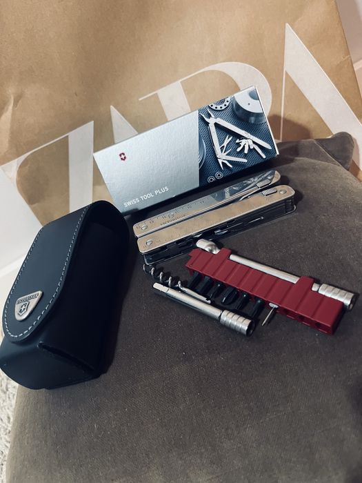 Noz scyzoryk nowy Victorinox szwajcarski z akcesoriamj