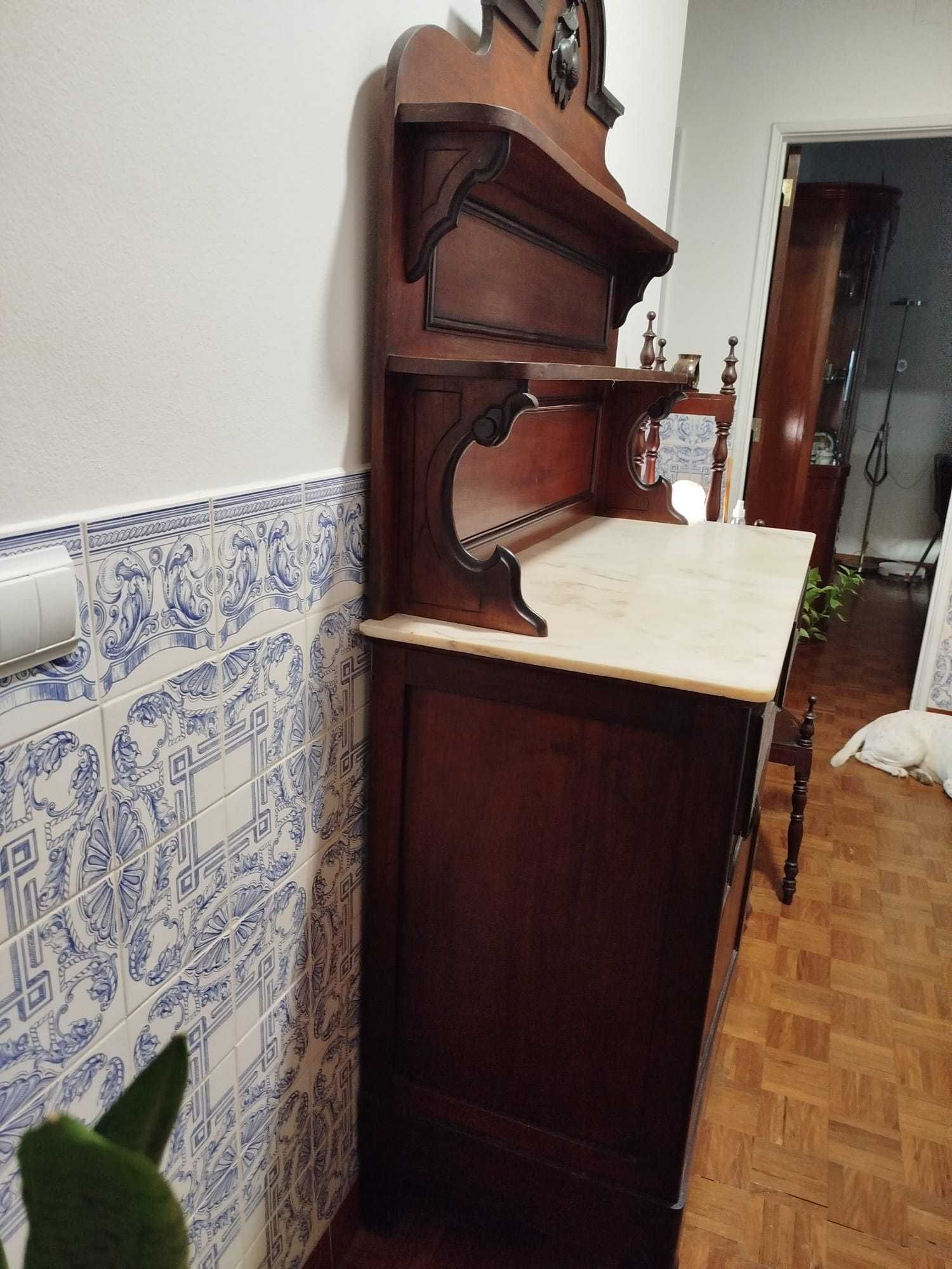 Móveis e peças decorativas