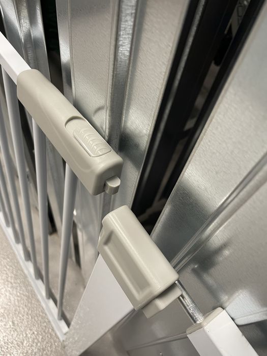 Bramka zabezpieczajace zwierzeta dzieci biała