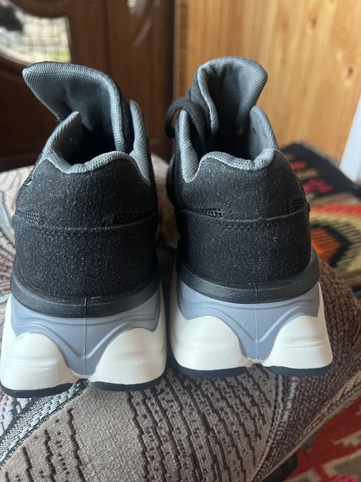 Жіночі нові кросівки