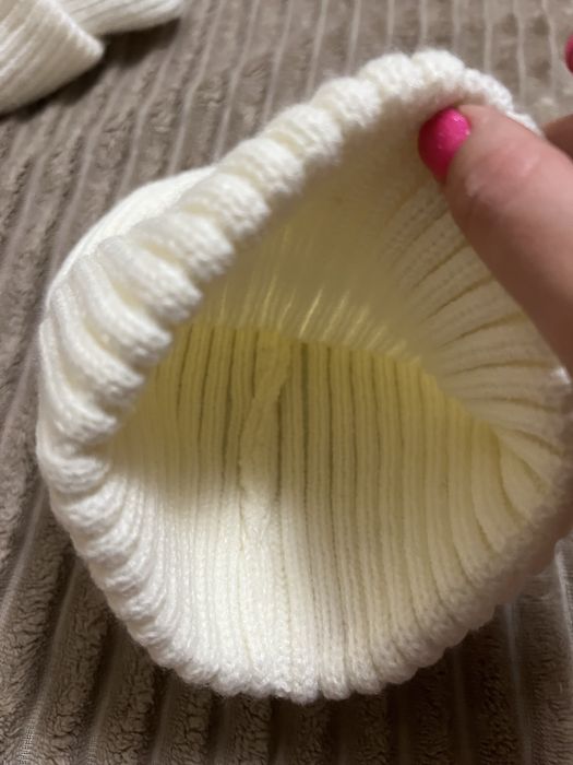 Белая шапка с сердечком