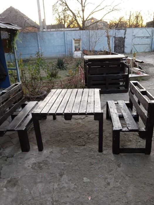 Комплект стол и две лавочки с поддонов.