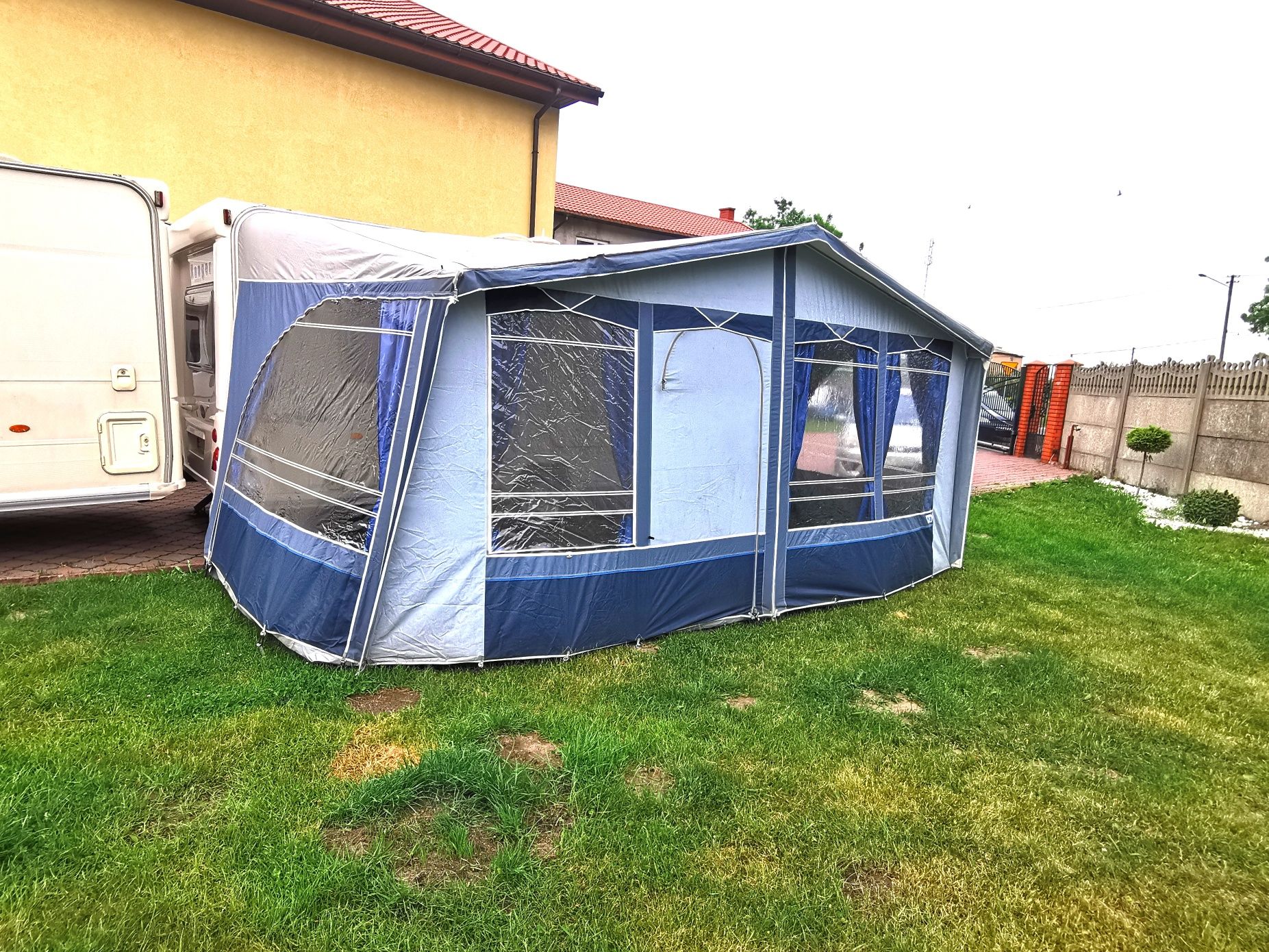 Przyczepa Kempingowa wynajem kamper lekka DMC 1100 tania wypożyczalnia