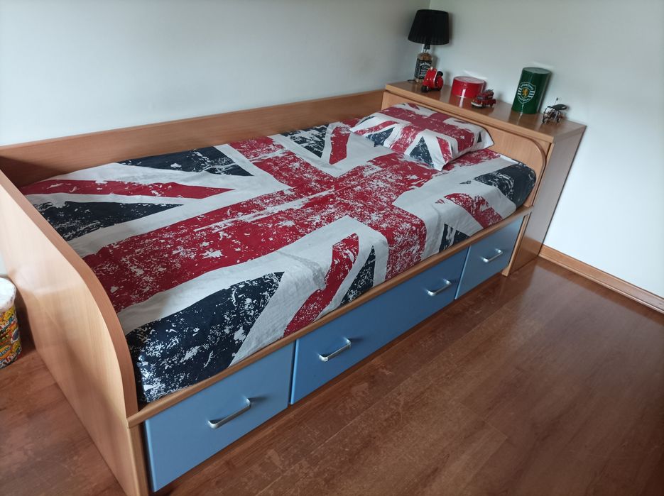 Cama com cabeceira