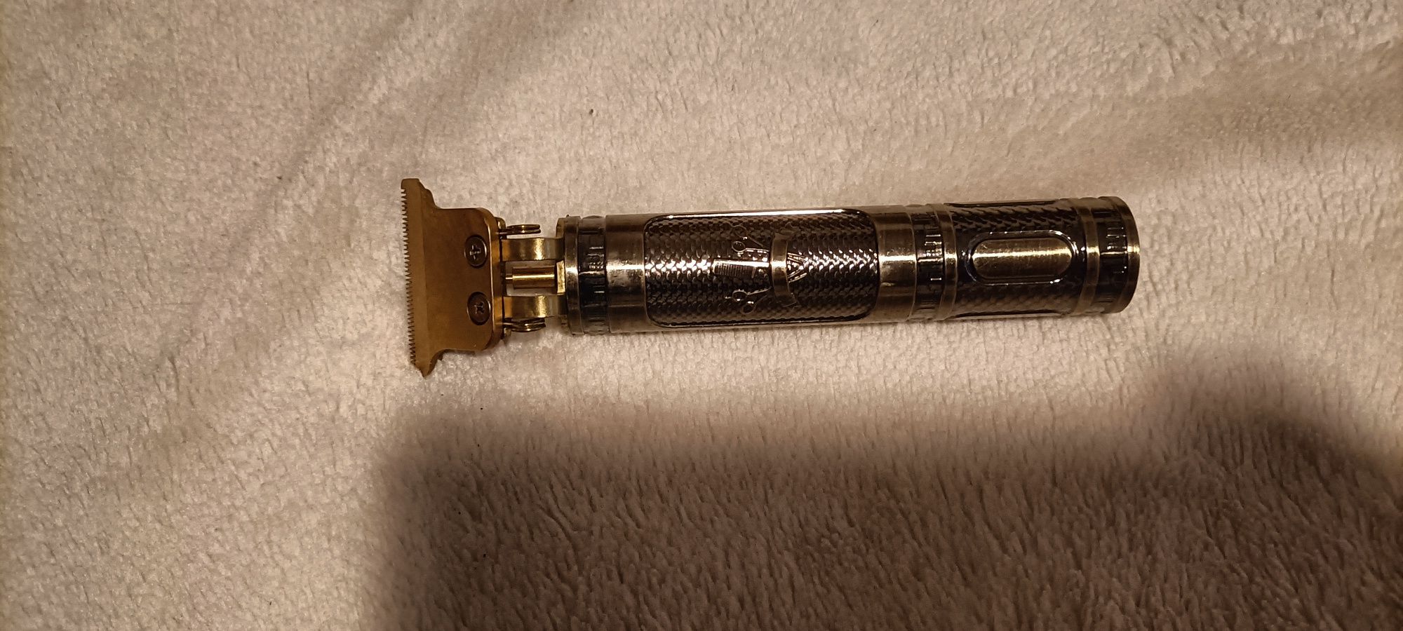 Máquina de Cortar cabelo a Bateria ou ligada á tomada Nova