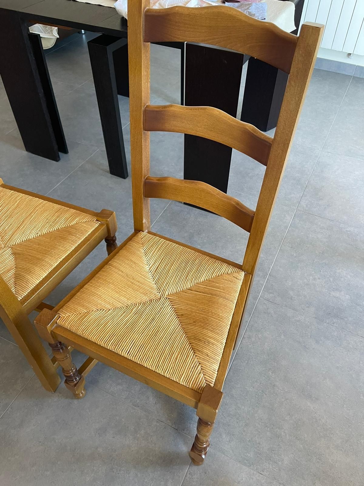 8 cadeiras rústicas de madeira