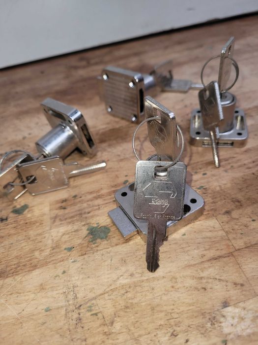 Fechadura com três chaves